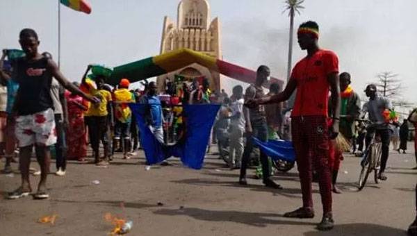 ‘Good Riddance!’ – Mali Celebrates European Troops Withdrawal by Burning EU Flag ‘Good Riddance!’ – Mali Celebrates European Troops Withdrawal by Burning EU Flag