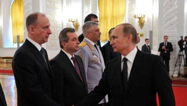 Putin Might Transfer Power to FSB, Says Former KGB Officer