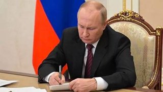 Putin Signs ‘Most Complicated’ Budget in Recent Years